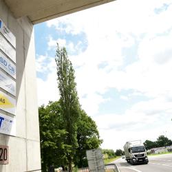K většímu bezpečí chodců i motoristů na frekventované silnici z Českých Budějovic na Písek v obci Sedlec přispěl kraj částkou 7,52 milionu korun.