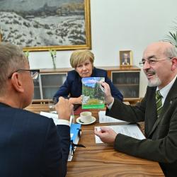 Premiér Babiš přijal petici za Šumavu. Setkání se také zúčastnili iniciátor petice Petr Martan a hejtmanka Jihočeského kraje Ivana Stráská.
