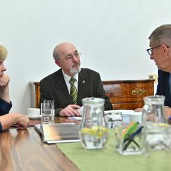 Premiér Babiš přijal petici za Šumavu. Setkání se také zúčastnili iniciátor petice Petr Martan a hejtmanka Jihočeského kraje Ivana Stráská.