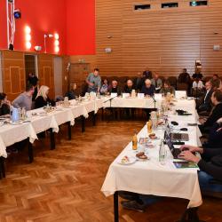 Diskutovat nad Dvanácti mýty o Šumavě přijeli včera odborníci a lesníci do Městského kulturního střediska Vimperk.