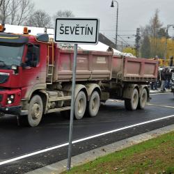 Slavnostní otevření obchvatu městysu Ševětín na Českobudějovicku pro nákladní vozidla.