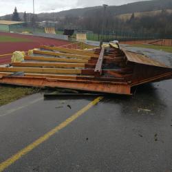 Prachatice: v areálu stadionu Tatran je poškozená střecha klubovny tenistů, mnohem vážnější škoda je na budově klubovny atletů, kde došlo ke stržení celé střechy. Okamžitě byly zahájeny  zabezpečovací práce na obou objektech.