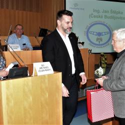 Jan Štěpka převzal z rukou krajského radního pro dopravu Jiřího Švece ocenění za celoživotní práci v oblasti bezpečnosti silničního provozu.