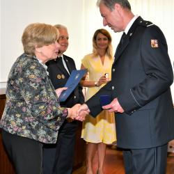 Hasiči ocenili jihočeskou hejtmanku medailí za řízení krizového štábu v době koronavirové pandemie. Stráská poděkovala hasičům za práci.