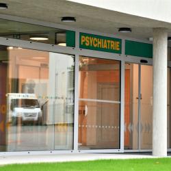 V Táboře otevřeli budovu "Nové psychiatrie". Hejtmanka Stráská přestřihla pásku.