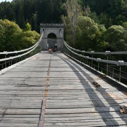 Stádlecký most je národní, kulturní a technická památka a jediný dochovaný empírový řetězový most u nás. Tato jedinečná památka je v havarijním stavu. Příčinou je napadení prvků mostin vysoce invazivní a nebezpečnou dřevokaznou houbou z čeledi trámovek.