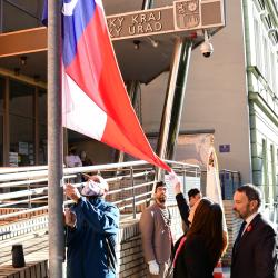 Před krajským úřadem zavlála sokolská vlajka. Jako vzpomínka na zatčené a umučené členy této organizace. Hejtmanka vyzdvihla jejich vlastenectví.