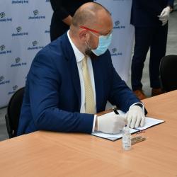 Podpis koaliční smlouvy: Jan Bartošek.