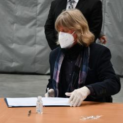 Podpis koaliční smlouvy: Jiří Fišer.