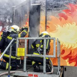 FIRE DRAGON - unikátní simulace požáru: 120 dobrovolných hasičů z jihu Čech získalo osvědčení za zvládnutí ohně ve sklepě, obýváku či na schodišti.