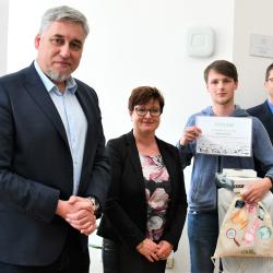Devět vítězů soutěžního kvízu Plus v rámci projektu „Kraje pro bezpečný internet“ (KPBI) ocenil náměstek hejtmana pro školství Pavel Klíma.