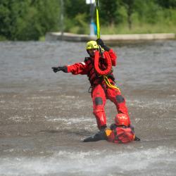 Letečtí záchranáři LZS Kryštof 13 cvičili záchranu z vodní hladiny.