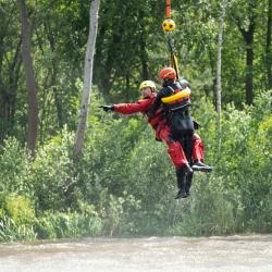 Letečtí záchranáři LZS Kryštof 13 cvičili záchranu z vodní hladiny.