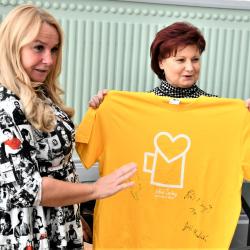 Náměstkyně hejtmana Kozlová pogratulovala seniorům ke 2. místu na sportovních hrách. Dostala od nich triko s podpisy.