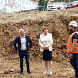 Domov pro seniory v Sovově ulici buduje město Písek i za podpory Jihočeského kraje, od nějž získal dotaci 20 milionů korun, celkové náklady na stavbu dosáhnou 185 milionů korun bez DPH.