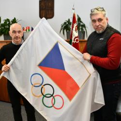 Hejtman Kuba s náměstkem Klímou převzali štafetu. Příští letní Olympiáda dětí a mládeže bude na jihu Čech.