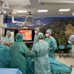 Hrudní chirurgové Nemocnice České Budějovice, a.s. operovali poprvé pacienty s plicními nádory pomocí ROBOTICKÉHO SYSTÉMU Da Vinci X. 