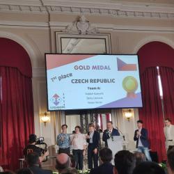 Evropská olympiáda experimentálních věd (EOES), v níž soutěží ty nejlepší týmy mladých středoškoláků z Evropské unie a Ukrajiny, proběhla letos v Lucembursku. Za účasti mentorů z českých národních kol oborových olympiád přivezli čeští středoškoláci zlatou a stříbrnou medaili. Zlatí Češi se stali dokonce absolutními vítězi celé soutěže!