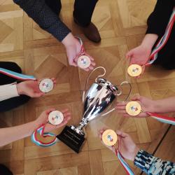 Evropská olympiáda experimentálních věd (EOES), v níž soutěží ty nejlepší týmy mladých středoškoláků z Evropské unie a Ukrajiny, proběhla letos v Lucembursku. Za účasti mentorů z českých národních kol oborových olympiád přivezli čeští středoškoláci zlatou a stříbrnou medaili. Zlatí Češi se stali dokonce absolutními vítězi celé soutěže!