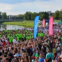 Velkolepé zahájení! Plamen Olympiády dětí a mládeže vyšlehl z řeky Vltavy.
