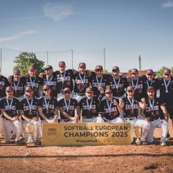 Softballový klub Žraloci Ledenice má hned dva důvody k oslavám. Jeho hráči se výrazně podíleli na triumfech českých reprezentací na Mistrovství Evropy mužů 2025 i Mistrovství Evropy hráčů do 23 let 2025.
