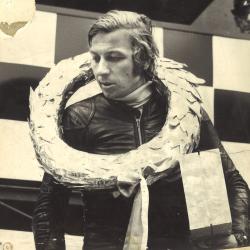 Muzeum středního Pootaví ve Strakonicích rozšiřuje svou výjimečnou sbírku o skutečně mimořádný exponát. Do expozice motocyklů značky ČZ přibude unikátní závodní stroj ČZ 350, typ 859, na kterém dosahoval svých úspěchů legendární jezdec Bohumil Staša st., dvacetinásobný mistr republiky.