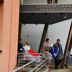 Před budovou Krajského úřadu Jihočeského kraje dnes opět zavlála sokolská vlajka. Pietní akt proběhl za účasti náměstkyně hejtmana pro oblast sociálních věcí Lucie Kozlové.