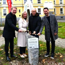 Symbolickým poklepáním základního kamene dnes oficiálně začala přestavba dolního areálu bývalé nemocnice v Českých Budějovicích. Na jeho místě vznikne moderní centrum sociálních služeb Nová Linecká čtvrť, které nabídne špičkové zázemí pro seniory, osoby se zdravotním postižením a také byty pro zástupce klíčových profesí.