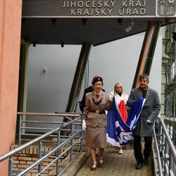 Před budovou Krajského úřadu Jihočeského kraje dnes opět zavlála sokolská vlajka. Pietní akt proběhl za účasti náměstkyně hejtmana pro oblast sociálních věcí Lucie Kozlové.
