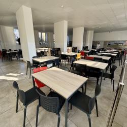 Komfortnější zázemí i více míst pro studenty nabízí Domov mládeže v Holečkově ulici v Českých Budějovicích. Rozšíření a modernizace zařízení přinesly nové vybavení a 70 dalších ubytovacích míst. Kapacita domova mládeže se tak zvýšila na celkem 270 studentů.