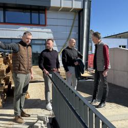 Dačice už brzy získají sportovní halu, která splňuje ty nejpřísnější standardy 21. století a výrazně zlepší podmínky pro pohyb dětí i obyvatel města. Nové zázemí vzniká u Střední školy technické a obchodní a navazuje na původní tělocvičnu, která už kapacitně ani rozměrově nevyhovovala. 