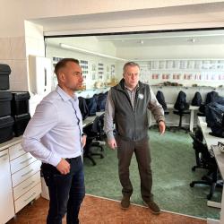 Náměstek hejtmana pro oblast školství David Štojdl a ředitel SRŠ a VOŠ VHE Vodňany Pavel Vejsada při prohlídce školy.