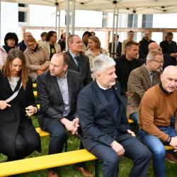 V areálu národní kulturní památky Rodiště Jana Žižky v Trocnově bylo v úterý 14. dubna 2026 slavnostně otevřeno nové Návštěvnické a vzdělávací centrum spolu s muzejně expoziční částí a depozitářem. 