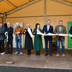 V areálu národní kulturní památky Rodiště Jana Žižky v Trocnově bylo v úterý 14. dubna 2026 slavnostně otevřeno nové Návštěvnické a vzdělávací centrum spolu s muzejně expoziční částí a depozitářem. 