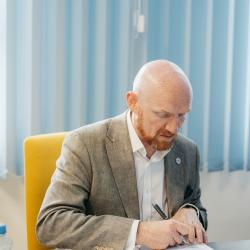 Nemocnici České Budějovice, a.s. navštívil ve středu britský velvyslanec Matt Field. Během návštěvy ho provázel generální ředitel Nemocnice České Budějovice, a.s. MUDr. Ing. Michal Šnorek, Ph.D.