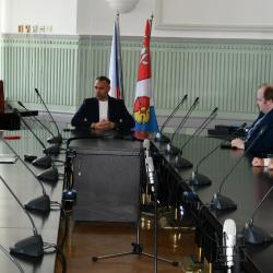 Celkem 1 153 studentů ze 44 středních škol Jihočeského kraje se letos zapojilo do celostátní soutěže HAXAGON Skirmish Czech Republic 2026 zaměřené na informatiku a kybernetickou bezpečnost. Pět jihočeských studentů postoupilo mezi 42 finalistů z celé republiky, což se vedle Prahy a Středočeského kraje podařilo jen Jihočeskému kraji.