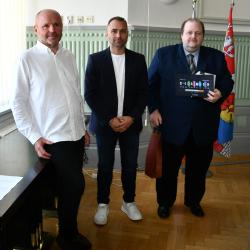 Celkem 1 153 studentů ze 44 středních škol Jihočeského kraje se letos zapojilo do celostátní soutěže HAXAGON Skirmish Czech Republic 2026 zaměřené na informatiku a kybernetickou bezpečnost. Pět jihočeských studentů postoupilo mezi 42 finalistů z celé republiky, což se vedle Prahy a Středočeského kraje podařilo jen Jihočeskému kraji.
