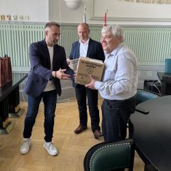 Celkem 1 153 studentů ze 44 středních škol Jihočeského kraje se letos zapojilo do celostátní soutěže HAXAGON Skirmish Czech Republic 2026 zaměřené na informatiku a kybernetickou bezpečnost. Pět jihočeských studentů postoupilo mezi 42 finalistů z celé republiky, což se vedle Prahy a Středočeského kraje podařilo jen Jihočeskému kraji.
