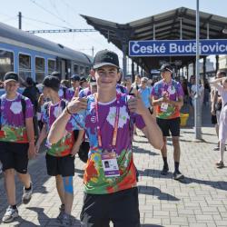 Více než tři stovky členů jihočeské výpravy odjely v neděli 21. června z Českých Budějovic na Olympiádu dětí a mládeže 2026. Historicky poprvé zamířili mladí sportovci, trenéři i vedoucí výpravy do dějiště her společným speciálním vlakem.