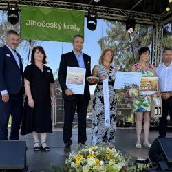 Bílou stuhu za práci s mládeží a podporu rodiny získaly Chrášťovice na Strakonicku.