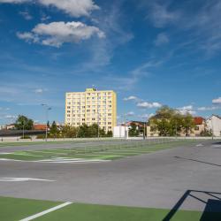 Nemocnice České Budějovice, a.s., od 1. září 2026 výrazně rozšíří parkovací kapacitu pro pacienty a návštěvníky. Hlavní parkoviště před vstupním terminálem u ulice B. Němcové nabídne celkem 413 parkovacích míst. Uvolněním části dosud využívané zaměstnanci přibude veřejnosti přibližně 150 až 200 míst.