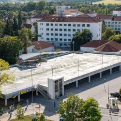 Nemocnice České Budějovice, a.s., od 1. září 2026 výrazně rozšíří parkovací kapacitu pro pacienty a návštěvníky. Hlavní parkoviště před vstupním terminálem u ulice B. Němcové nabídne celkem 413 parkovacích míst. Uvolněním části dosud využívané zaměstnanci přibude veřejnosti přibližně 150 až 200 míst.