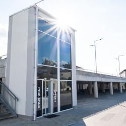 Nemocnice České Budějovice, a.s., od 1. září 2026 výrazně rozšíří parkovací kapacitu pro pacienty a návštěvníky. Hlavní parkoviště před vstupním terminálem u ulice B. Němcové nabídne celkem 413 parkovacích míst. Uvolněním části dosud využívané zaměstnanci přibude veřejnosti přibližně 150 až 200 míst.