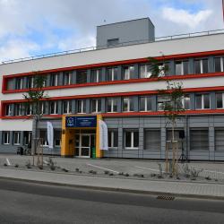 Nové zázemí vzniklo přestavbou objektu na adrese Kněžskodvorská 879/33A. Přesune se sem českobudějovické pracoviště poradny, její ředitelství, Centrum prevence i pracoviště projektu Implementace dlouhodobého záměru Jihočeského kraje.