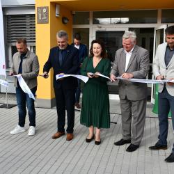 Nové zázemí vzniklo přestavbou objektu na adrese Kněžskodvorská 879/33A. Přesune se sem českobudějovické pracoviště poradny, její ředitelství, Centrum prevence i pracoviště projektu Implementace dlouhodobého záměru Jihočeského kraje.