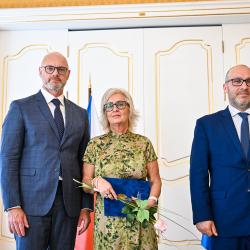 Tři pedagogické osobnosti ze škol zřizovaných Jihočeským krajem získaly jedno z nejvyšších ocenění ve svém oboru. Medaili Ministerstva školství, mládeže a tělovýchovy II. stupně převzali ředitelka českobudějovické školy cestovního ruchu Zdeňka Erhartová, ředitelka strakonické školy v Plánkově ulici Martina Košťálová a dlouholetý pedagog českobudějovické průmyslovky Ludvík Čermák. 