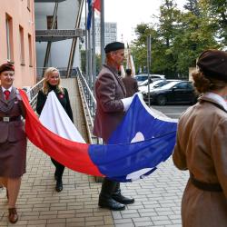 Před budovou Krajského úřadu Jihočeského kraje dnes zavlála sokolská vlajka. Jihočeský kraj si tak i letos připomněl Památný den sokolstva, který připadá na 8. října a připomíná oběti nacistických represí z řad členů Sokola.