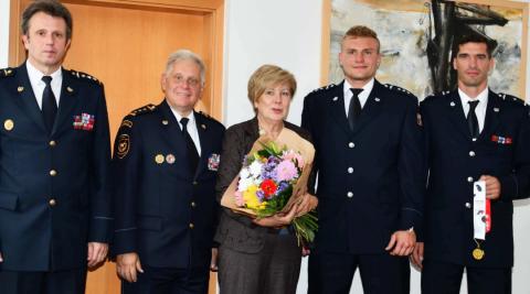 Hejtmanka Stráská poslala nejtvrdší hasiče světa za odměnu do lázní.