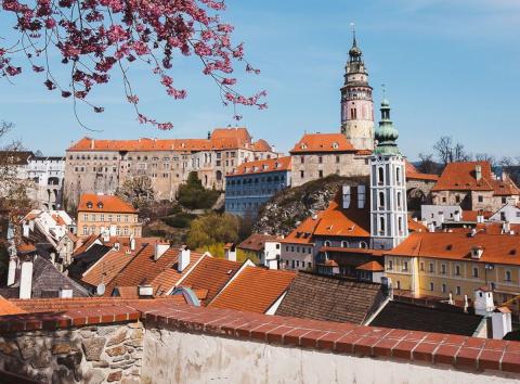 Český Krumlov, město zapsané na seznamu světového kulturního dědictví UNESCO, pandemie hodně změnila. Zatímco se jeho centrum v době předcovidové topilo v záplavě zahraničních turistů, je nyní skutečnou oázou klidu a pohody.