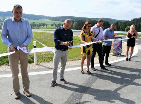 Průjezd obcí Číměř je pro řidiče díky kraji od července bezpečnější. 